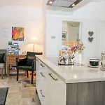 度假居 The Bolt Hole *